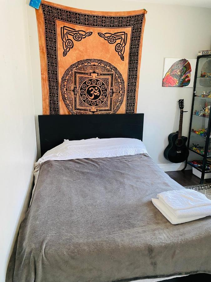 Lovely III 3 Bedrooms Apartment Space Share East York A Room トロント エクステリア 写真